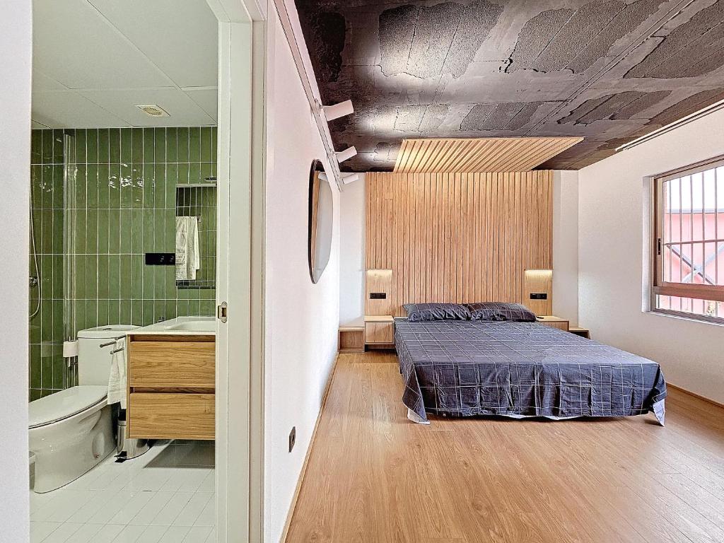 Fotografía del dormitorio con baño ensuite